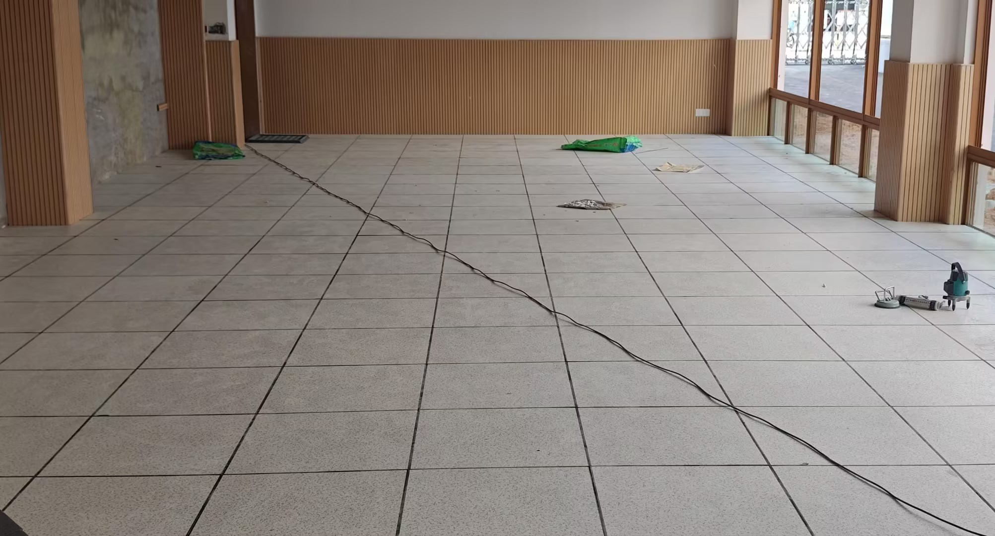 立美地板助力罗湖莲南小学打造安全高效计算机教室，防静电工程圆满竣工